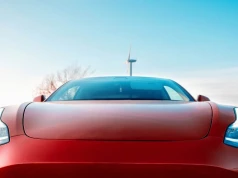 Spała, gdy Tesla jechała 100 km/h. W aucie było dwoje dzieci. Szokujące nagranie obiegło internet