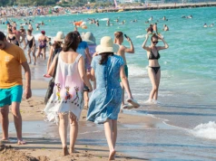 Piasek, tatuaże i alkohol. Nietypowe zakazy plażowe, które słono kosztują