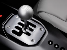 Ferrari 12Cilindri Manuale – powrót manualnej skrzyni z kultową dźwignią i trzema pedałami