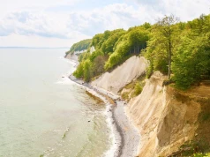 Ta wyspa ma najpiękniejsze klify nad Bałtykiem. Białe ściany i stary las