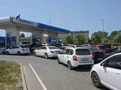 Nauczyciele i urzędnicy w Rosji ściągani z urlopów do pilnowania stacji paliw. W zamian: herbata i kawa