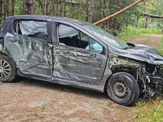Pijany kierowca uderzył w słup i próbował uciec. 41-latek chciał zmylić policjantów