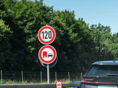 Auto nie pojedzie szybciej, niż pozwalają znaki. Wyciekł plan KE na 2030 r.