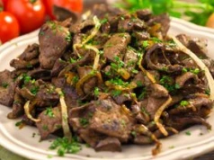 Nie tylko kiełbasa i karkówka. Na grilla sprawdzi się idealnie dużo tańszy produkt z mięsnego
