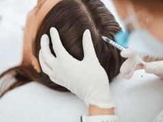Mezoterapia na wypadanie włosów? Trycholog mówi, kto skorzysta, a kto straci pieniądze