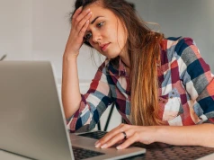 Pracodawcy wplatają go w rozmowę. Zetki odbierają jako obraźliwy. Kontrowersyjna emotikona