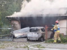 Pożar elektryka pod fotowoltaiką. Trudna akcja strażaków w Krupskim Młynie