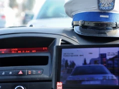 Jeśli policjant zaprasza na film do radiowozu, koniecznie się zgódź. Na to zwróć uwagę