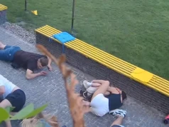 Ludzie rzucili się na ziemię, kobieta osłoniła dziewczynkę. Nagle rozległ się potężny huk