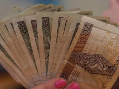 Tym osobom przysługuje dodatkowe 215,84 zł co miesiąc. Nie obowiązuje żaden próg dochodowy