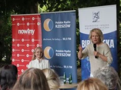 Aktorka Maria Pakulnis opowiedziała o swojej książce w Letnich Ogrodach Literackich w Parku Jedności Polonii z Macierzą