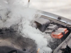 Dym spod maski nie zawsze oznacza pożar. Jest jedna rzecz, którą trzeba zrobić od razu