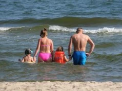 "Dla mnie to przesada". Mówi o rozebranych dzieciach na plaży