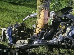 Zmiażdżone auto na drzewie. Kierowca zginął na miejscu