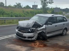 Gnaszyn. Kierowca zasnął za kierownicą i wjechał w barierki!
