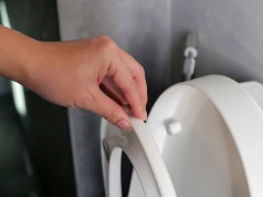 Wrzuć do toalety na noc. Kamień i żółte zacieki znikną