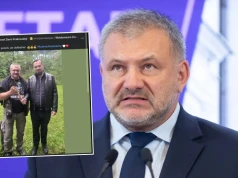 Żurek pozuje z siekierą. Takie zdjęcie... w przeddzień rocznicy "krwawej niedzieli"
