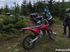 Elektrycznymi motocyklami enduro jeździli po lasach w Kowarach
