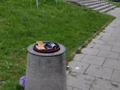 Zastał bałagan przy koszach na śmieci. "Nie wiem, czy szukali butelek kaucyjnych? Nie pozdrawiam tych, którzy chlew urządzili."
