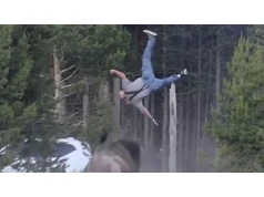 Przerażający atak bizona w Yellowstone. Turysta wyleciał 2,5 metra w górę