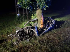 Osobówka wbiła się w drzewo. Kierowca nie miał szans