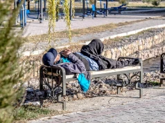 Bezdomni coraz bardziej widoczni na ulicach Sieradza. Mieszkańcy mówią o zakłócaniu spokoju