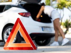 Koniec z dobrowolnością, rząd zdecydował ws. obowiązkowego wyposażenia auta. Znamy daty i kary