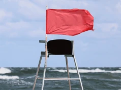Dostał 1,5 tys. zł mandatu za jeden błąd na plaży. Turyści powinni wiedzieć o tym przepisie
