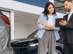 „Gratisy zamiast rabatu" – dlaczego dealerzy doposażają auta zamiast obniżać cennik i kiedy to się bardziej opłaca niż rabat