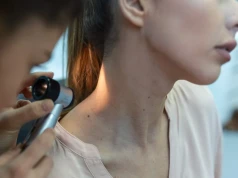 Nowotwory skóry rosną w szybkim tempie. Dermatolodzy ostrzegają przed jednym błędem