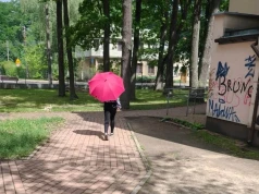 Wawer: kobieta ukrywała się pod parasolką, robiąc zdjęcia domów. Uciekła, gdy ją zapytano, po co to robi