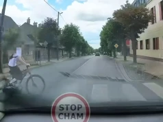 Rowerzysta wjechał prosto pod maskę. Ale to zachowanie kierującej szokuje
