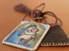 Przyjęcie szkaplerza to świadome „wzięcie Maryi do siebie”, tak jak to zrobił umiłowany uczeń pod Krzyżem [RO …