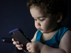 Koniec z nieskończonym scrollowaniem? Nadchodzi europejski zakaz social media dla dzieci