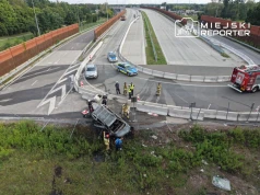 Samochód przebił betonowe bariery i spłonął na końcu S17. Dwie osoby uciekły, jedna w szpitalu