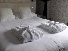 Nie wieszaj szlafroka byle gdzie. W hotelach robią to zupełnie inaczej