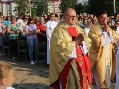 Milicjanci zakuli w kajdanki księdza na oczach wiernych