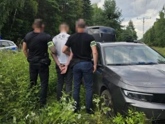 Napad z nożem, skradzione auto i finał w rowie. 19-latek w areszcie