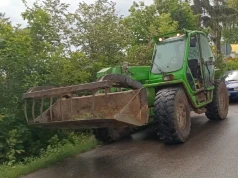 “Jadę tylko do sklepu”. Pijany operator ładowarki uszkodził chodnik, ogrodzenie i drzewa