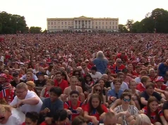 Niezwykłe sceny w Oslo. 90 tysięcy Norwegów przed Pałacem Królewskim