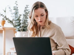 AI Act zmieni briefy dla freelancerów, firmy zaczną pytać o użycie sztucznej inteligencji