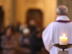 Kościół w Polsce ma problem, ratują go emeryci. Pomoc może nadejść z Afryki