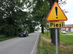 Radny chce „zebry”, powiat proponuje pobocza. Spór o przejście dla pieszych w Mnichu