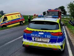 Trzy osobówki zderzyły się na drodze krajowej. Karetka osunęła się do rowu
