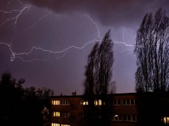 IMGW ostrzega przed burzami w dziesięciu województwach. Możliwe opady gradu