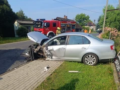 Wypadek w Starej Wsi. Czołowe zderzenie VW z ciężarówką
