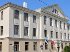 Oklejają szkolne okna folią. Kraj NATO zabezpiecza się przed dronami