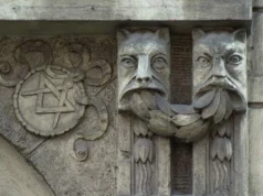 Zaszyfrowana wiadomość na ścianie kamienicy w centrum Wrocławia