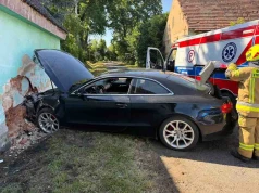 Pijany 22-latek uderzył Audi w budynek. Opluwał i wyzywał policjantów