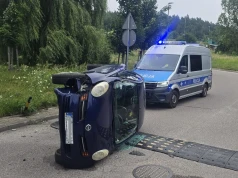 Os. Likusy. Pijana babcia wiozła 9-letnią wnuczkę. Auto wylądowało na boku